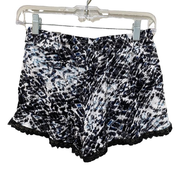 Mudd Printed Eyelet Lace Hem Shorts Black White Size Small - Picture 4 of 5